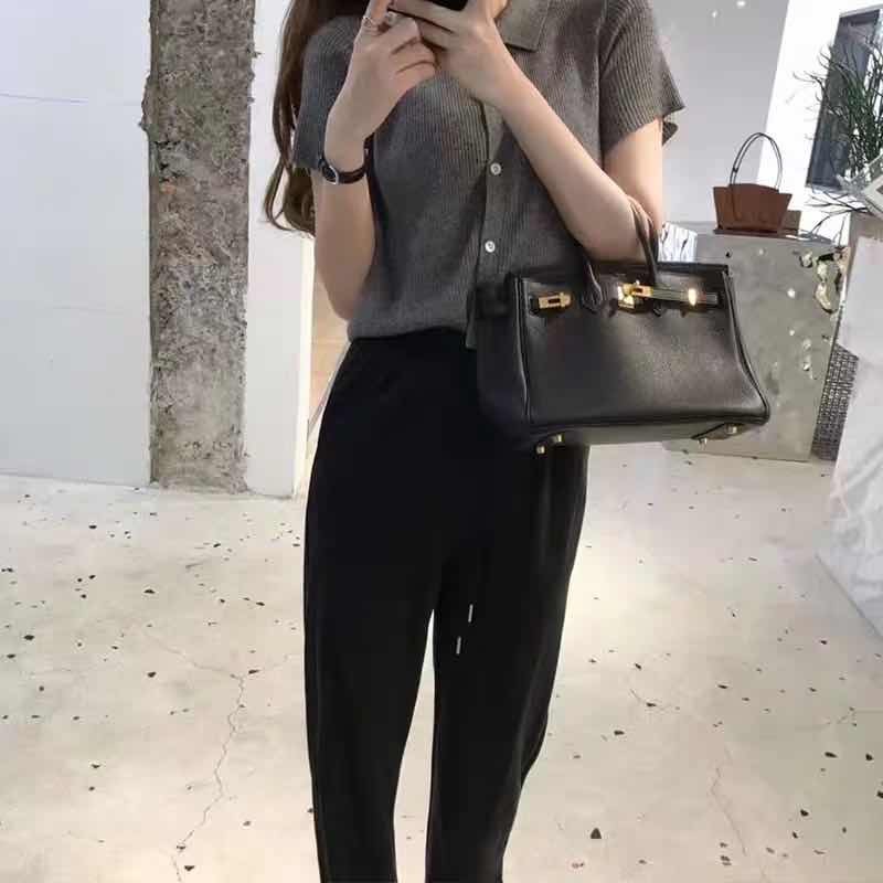 YUYEE เสื้อสเวตเตอร์แขนสั้น ผ้าไหมน้ำแข็ง สไตล์คลาสสิก ทำจากเนื้อผ้าที่มีความslimmer ให้คุณดูอ่อนเยา