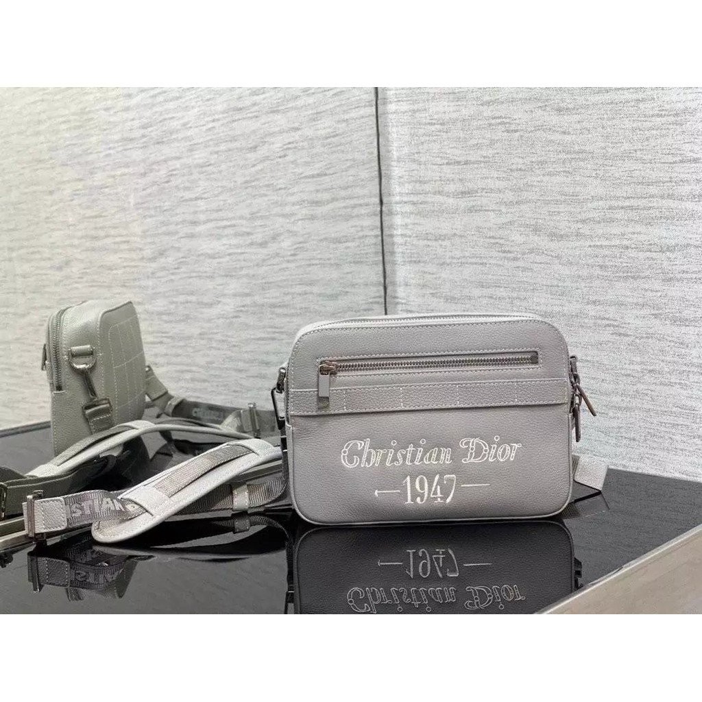 [เกรด Daigou] Safari Messenger Bag 2022 กระเป๋าผู้ชายสไตล์ใหม่ Dior Grey Grained Cow Leather เย็บปัก