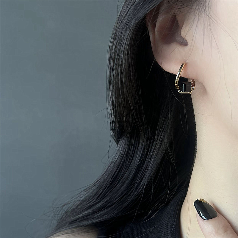 ต่างหูสีดำดีไซน์พิถีพิถัน มีหูหัวเข็มขัด สำหรับคนชอบสไตล์หรูหรา