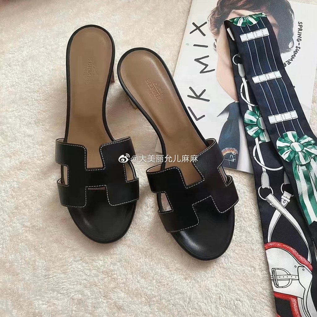 พร้อมสต็อก Hermes Hermes รองเท้าแตะแบนรองเท้าแตะส้นสูงรองเท้าแตะจมูกหมูของแท้ Daigou