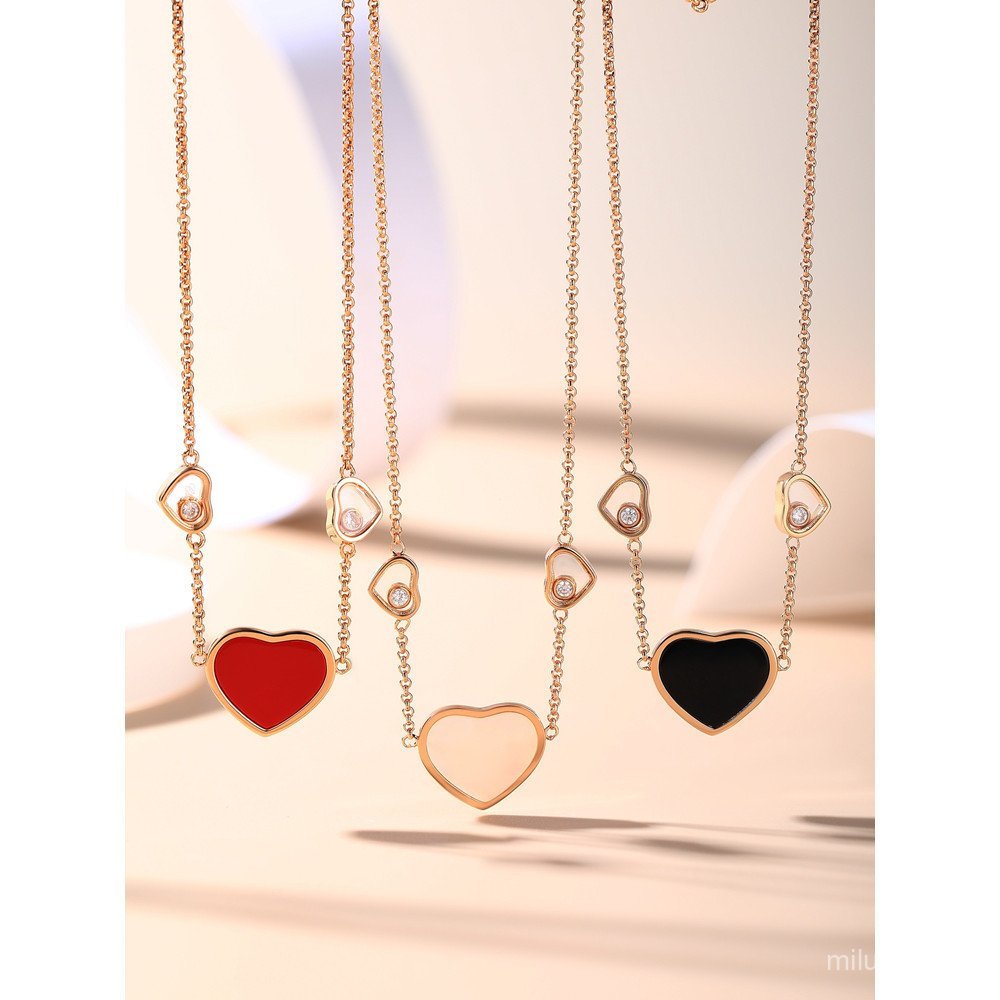 สร้อยคอมีดีไซน์หัวใจจาก Chopin ในซีรีย์ HPY ทำจากทองคำขาว 18K และประดับพลอยเพชร พร้อมกล่องบรรจุภัณฑ์