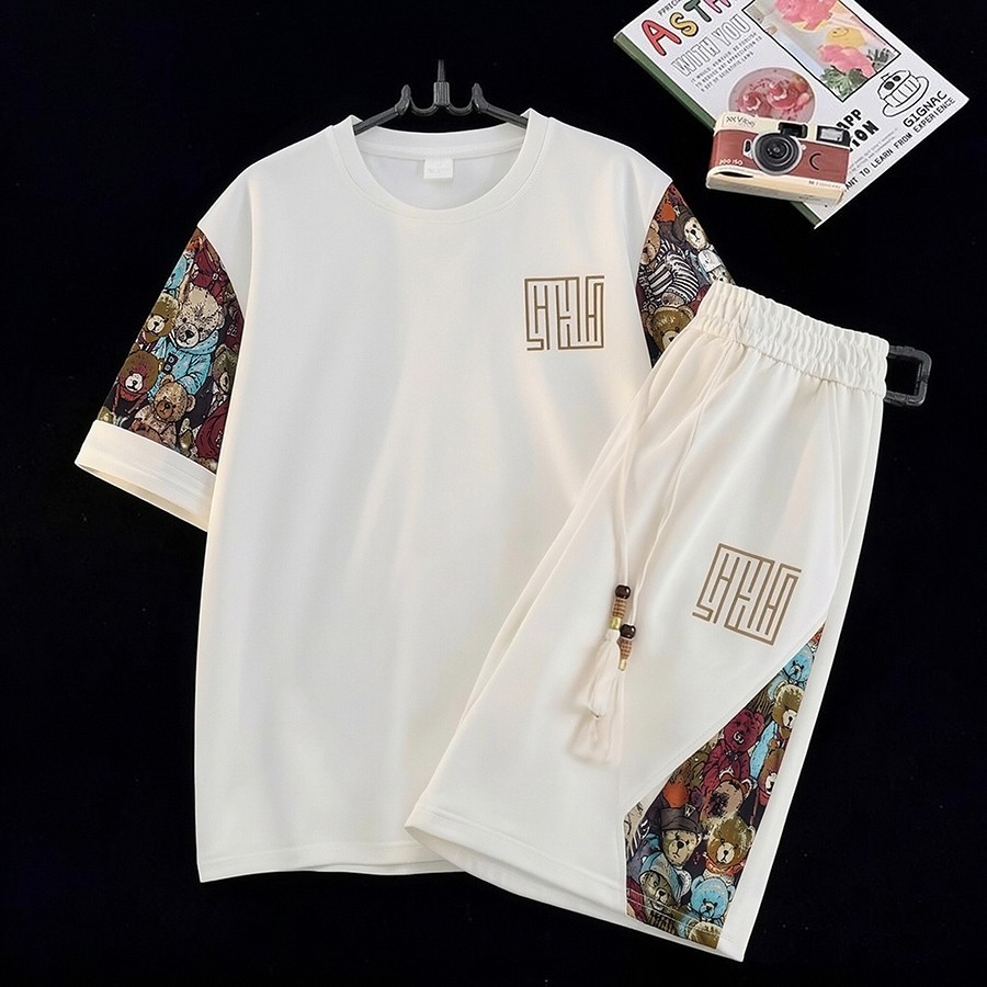 เสื้อยืดผู้ชายพร้อมกางเกงขาสั้น ชุดเซ็ตผู้ชายแฟชั่น ลายกราฟิก ทรงลำลอง ใส่เที่ยวได้