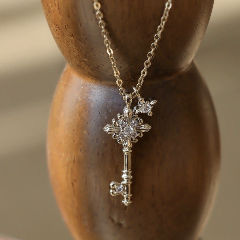 Iris Key สร้อยคอหรูหรา Clavicle Chain Niche Design สร้อยคอผู้หญิง