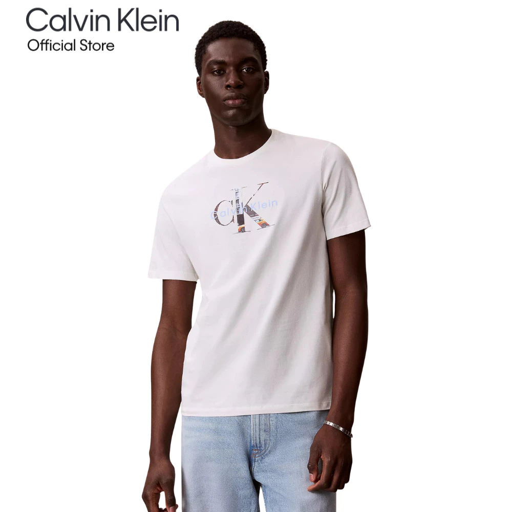 CALVIN KLEIN เสื้อยืดคอกลมแขนสั้นผู้ชาย Monogram logo Graphic ทรง Regular รุ่น 4RE878G YAS-สีขาวครีม