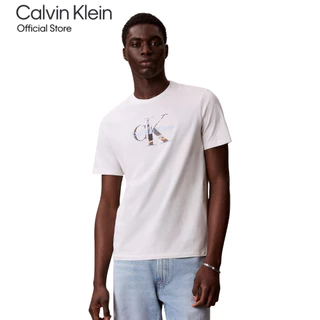 CALVIN KLEIN เสื้อยืดคอกลมแขนสั้นผู้ชาย Monogram logo Graphic ทรง Regular รุ่น 4RE878G YAS-สีขาวครีม