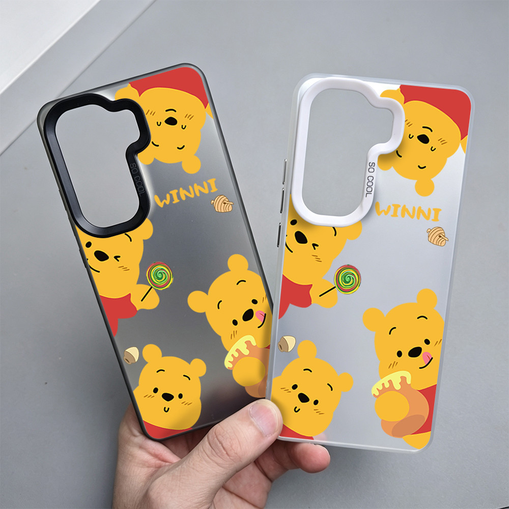 ลายหมีพูห์ถือขนมหวานสุดน่ารัก เคสโทรศัพท์ แข็ง พรีเมี่ยม สำหรับ S26Ultra S25Ultra Galaxy A56 A06 กัน