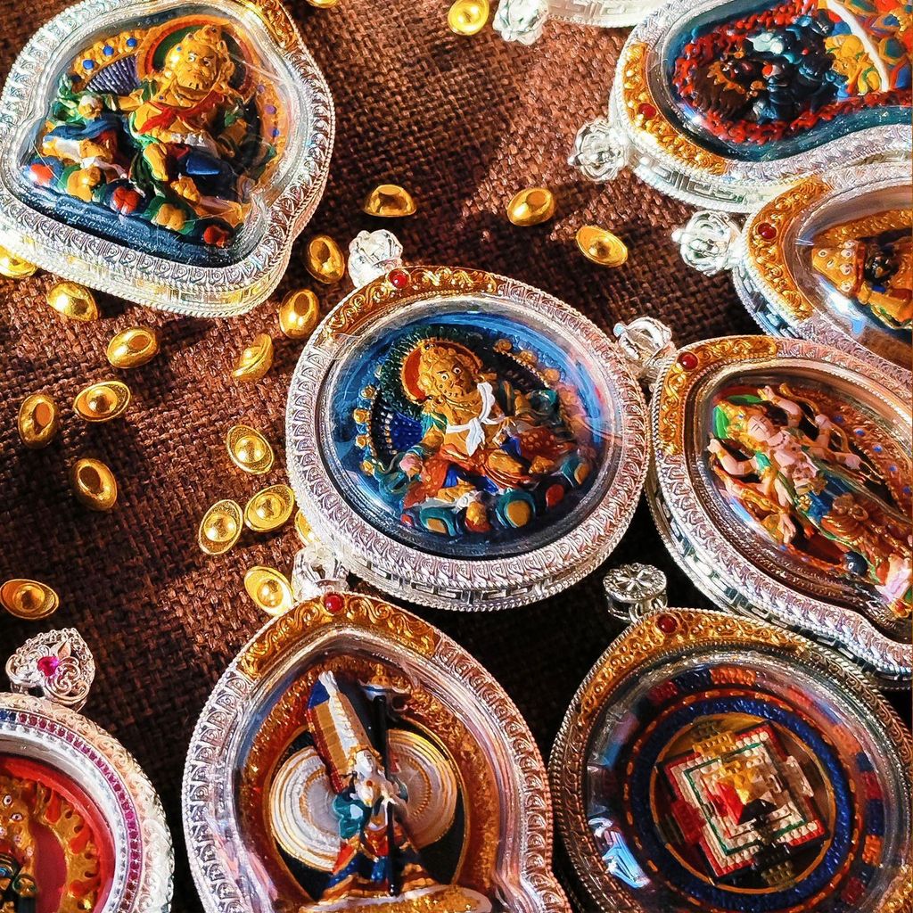 เช็ดมือวาด Tangka จี้ทาสีสีดํา God of Wealth Gawu กล่องสร้อยคอ Zakilam ทิเบตเงิน God of Wealth Guany