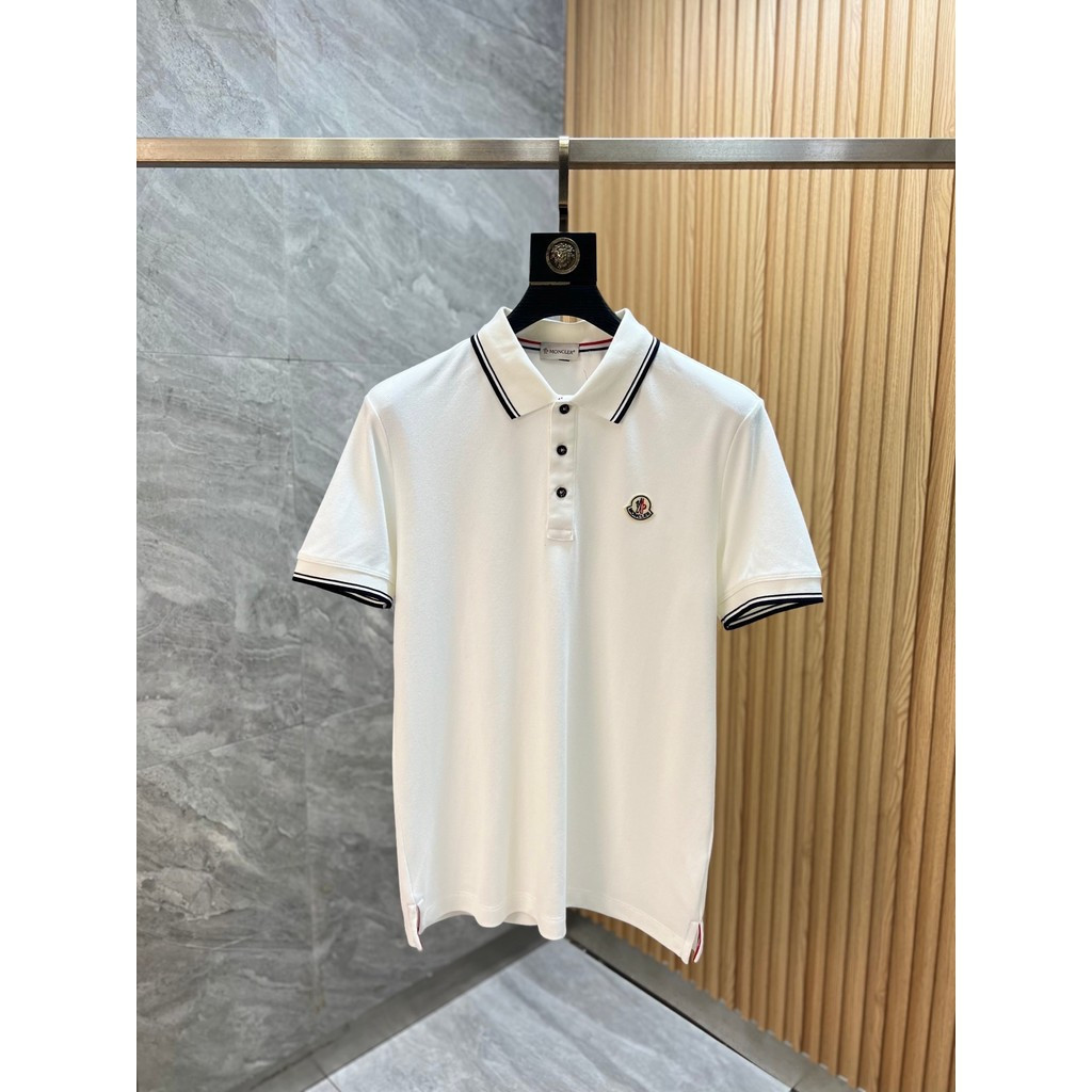Moncler/Moncler 2026 คลาสสิกรอบคอแขนสั้นเสื้อยืดผู้ชายผู้หญิงอเมริกันแนวโน้ม 2 เส้นขายร้อน Street สว