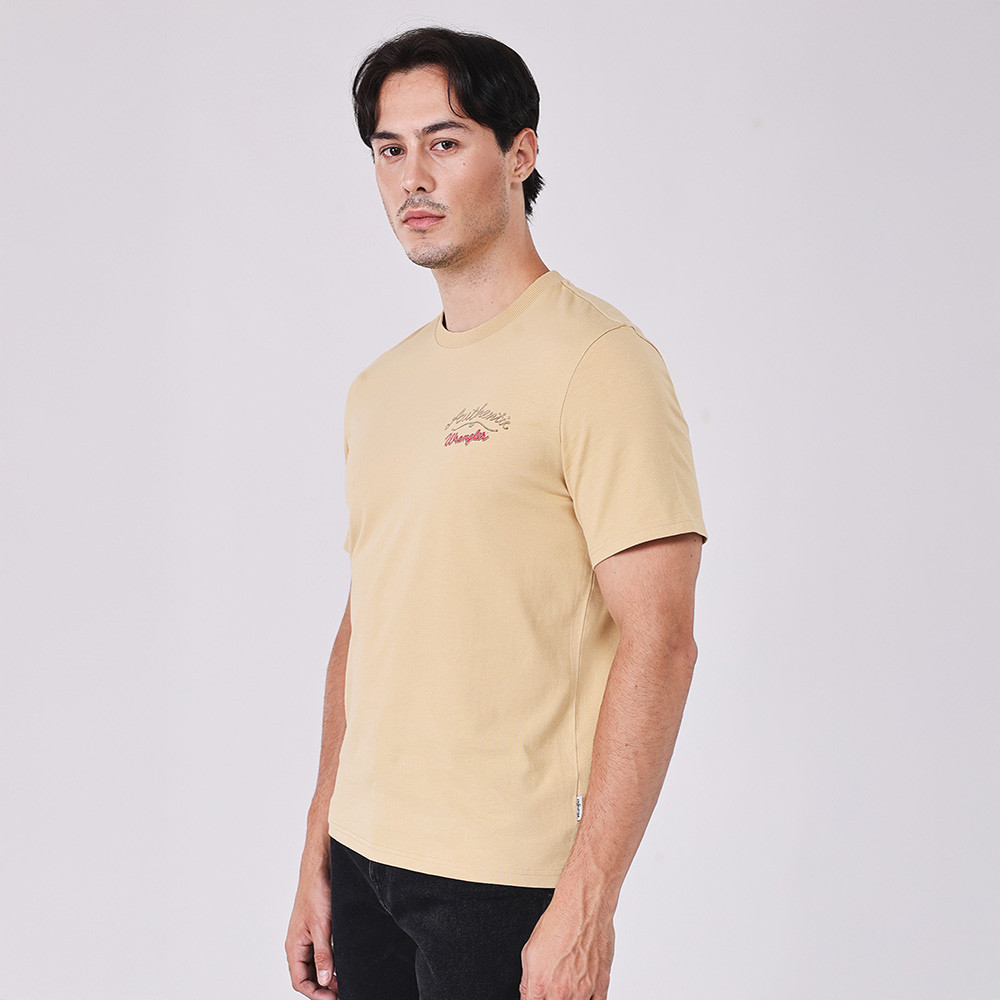 WRANGLER เสื้อยืดแขนสั้นผู้ชาย คอลเลคชั่น Beyond Indigo รุ่น WR S326MTSSN46 สีน้ำตาล — صورة 3