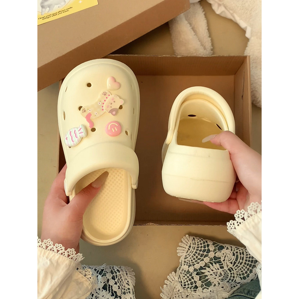 crocs crocs แท้ รองเท้าผู้หญิง Cartoon Cat Footwear 2025 ฤดูร้อน ระบายอากาศได้ดี ใส่สบายและเข้าคู่กั