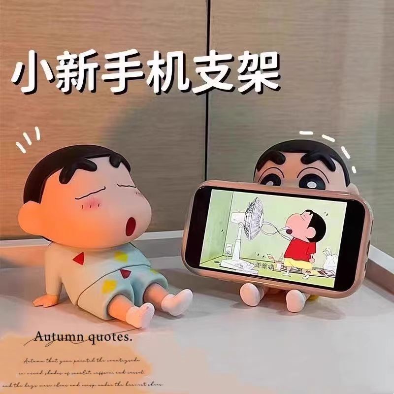 Crayon Shin-Chan ที่วางโทรศัพท์มือถือ ที่วางโทรศัพท์ขี้เกียจ เครื่องประดับตั้งโต๊ะน่ารัก ตุ๊กตาโมเดลทํามืออินเทรนด์