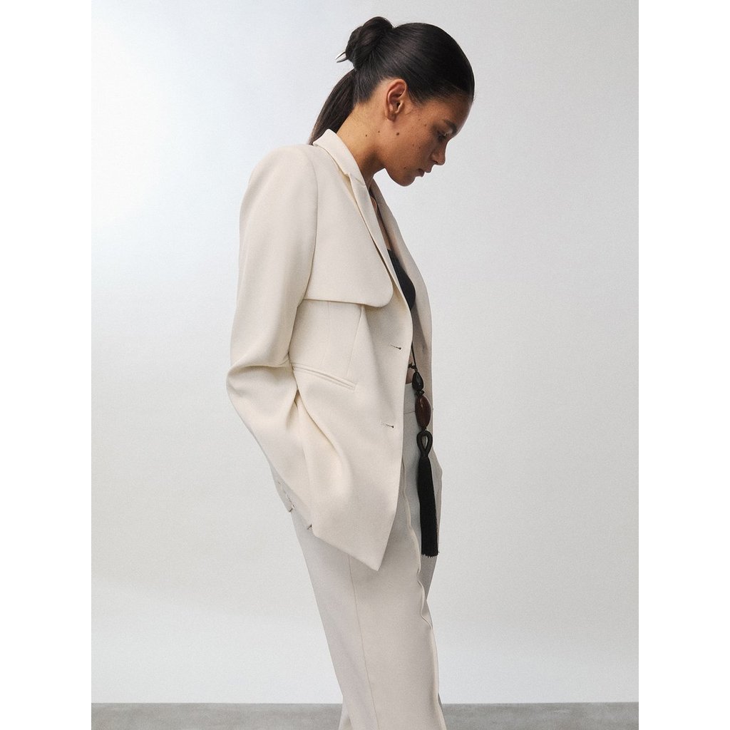 [Pomelo] เสื้อเบลเซอร์เข้ารูปดีเทลปกสองเลเยอร์ / Cape Overlay Detail Blazer — صورة 5