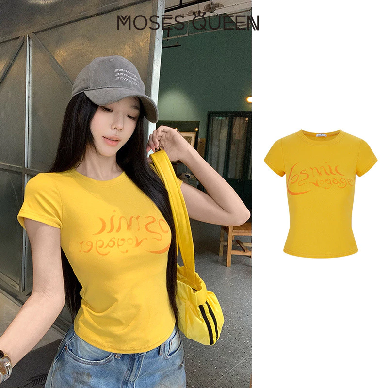 MOSESQUEEN มอสเนสควีน เสื้อยืดแขนสั้นพิมพ์ลายตัวอักษรสีเหลืองสําหรับผู้หญิงในฤดูร้อนมีดีไซน์เข้ารูปเสริมรูปร่างอเนกประสงค์และมีคอกลม #64031