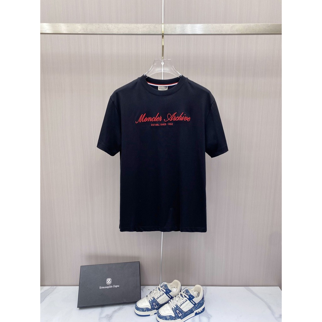 Moncler/Moncler 2026 คลาสสิกรอบคอแขนสั้นเสื้อยืดผู้ชายผู้หญิงสไตล์ Basic ภายในรองเท้าสบายๆขนาดใหญ่ทุ