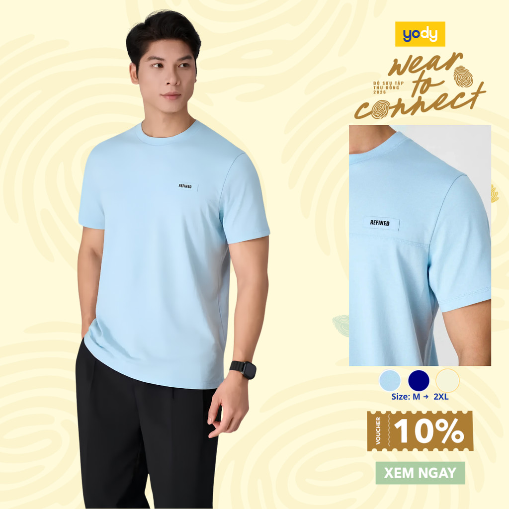 Yomy Cotton Regular Form เสื้อยืดผู้ชายทอพิมพ์ตัวอักษรหน้าอกยืดหยุ่น Breathable Soft MCTS26S022