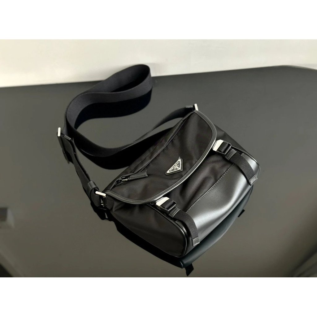 PRADA PRADA กระเป๋าสะพายข้างผู้ชายแฟชั่น