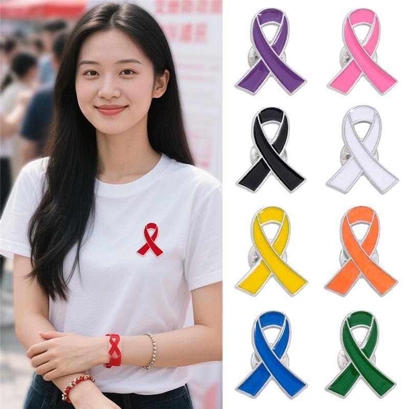 เข็มกลัดรูปหัวใจประดับริบบิ้นสีแดงและลวดลายผีเสื้อพร้อมโลโก้ที่หัวเข็มขัด