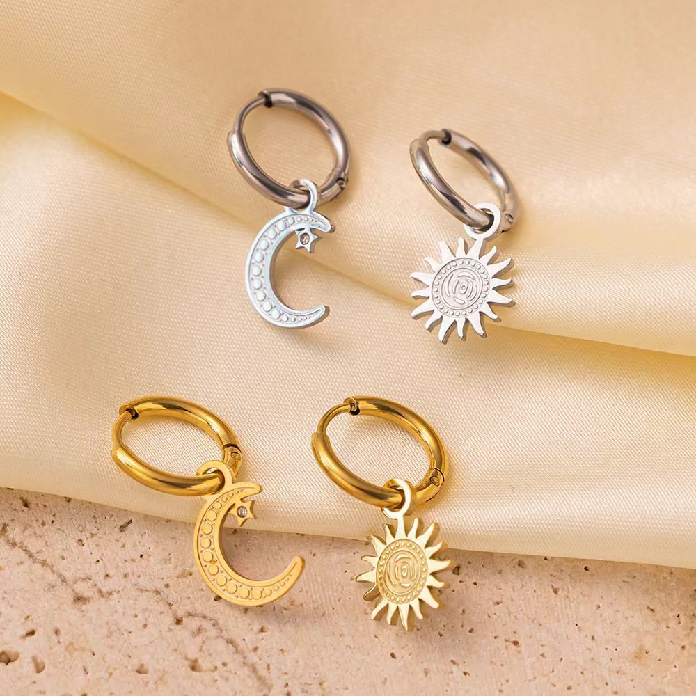 HT ต่างหูเหล็กไทเทเนียม Sun Moon ต่างหูการออกแบบไม่สมมาตรยุโรปอเมริกันย้อนยุคต่างหูสไตล์เย็น