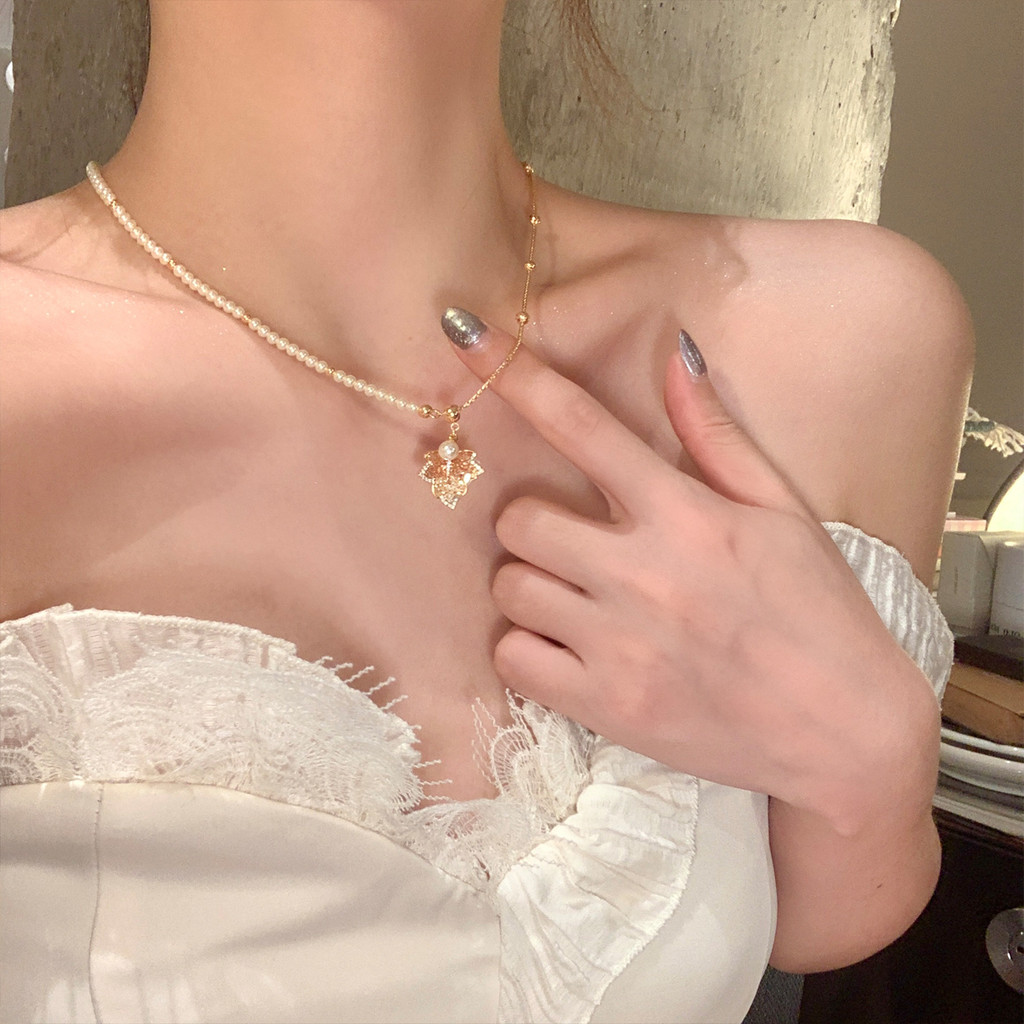 ฝรั่งเศส Golden Gradient Maple Leaf Pearl Stitching สร้อยคอผู้หญิงหรูหรา Niche High-End Clavicle Cha