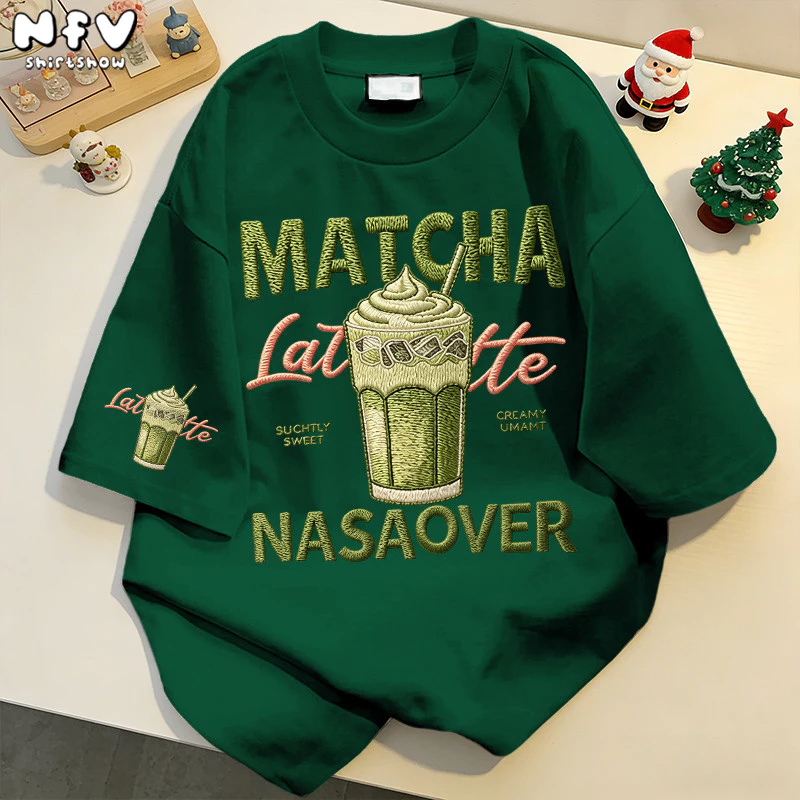 【จัดส่งตลอด 24 ชั่วโมง】NFV เสื้อยืด สไตล์คาเฟ่🍵Oversized ลายแก้วนมชาเขียว สะดวกสบาย ระบายอากาศ YG6229