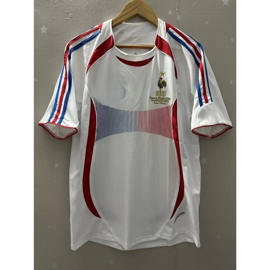 2006 เสื้อฟุตบอล Retro France Away - แบบจําลองแบบกําหนดเองระดับพรีเมียม (Henry & Zidane Edition)