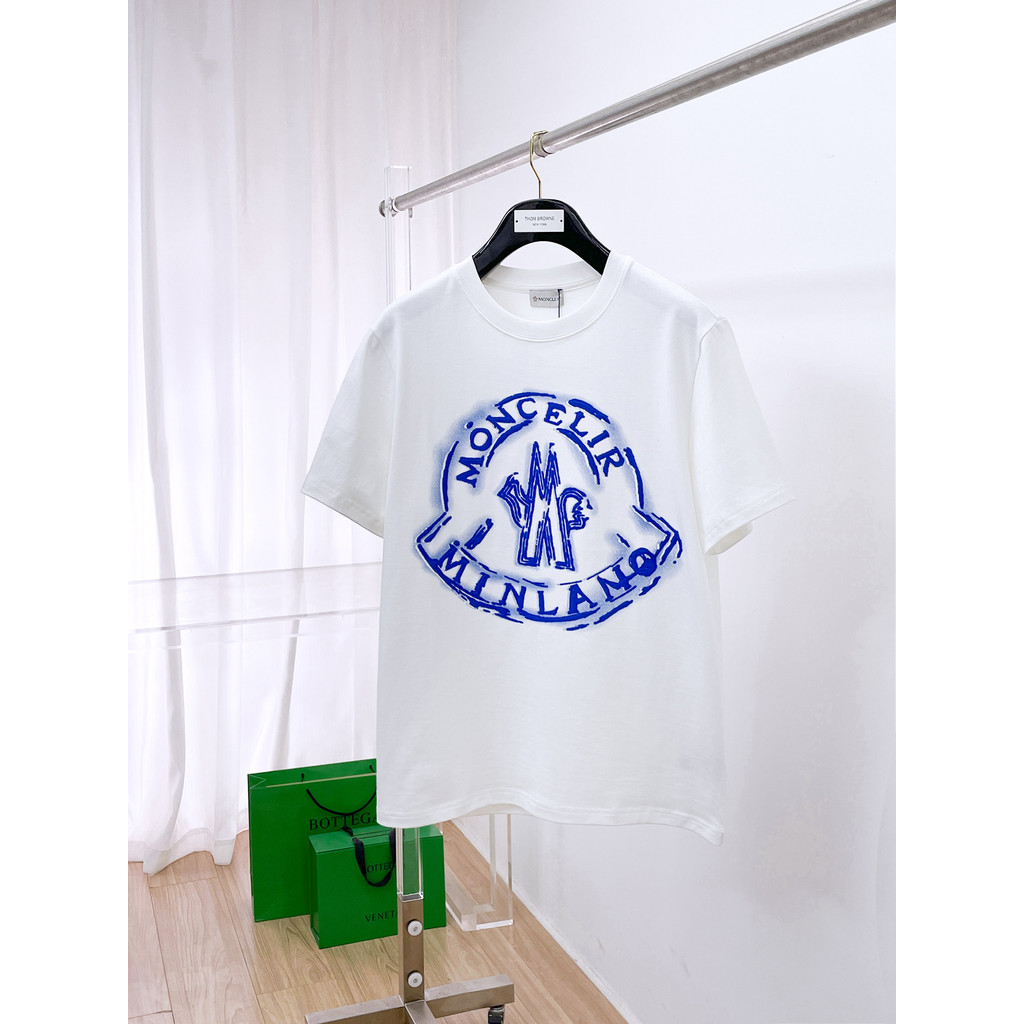 Moncler/Moncler/2026 คลาสสิกรอบคอแขนสั้นเสื้อยืดผู้ชายผู้หญิงสไตล์ Joint Letter การพิมพ์ Counter Syn