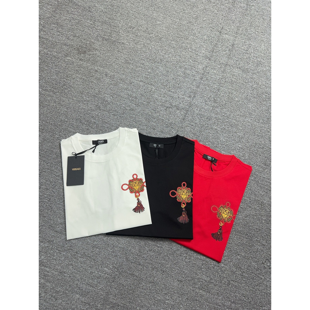 Versace/Versace ผู้ชายผู้หญิงเสื้อยืดพิมพ์แขนสั้นคอกลมเสื้อยืดสวมใส่ด้านนอกเสื้อยืดทุกการแข่งขันการอ
