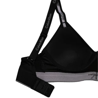 CALVIN KLEIN เสื้อชั้นในผู้หญิงแบบตะขอหลัง Graphic Monogram Microfibre Lightly Lined Bralette รุ่น QF8877AD UB1 - สีดำ
