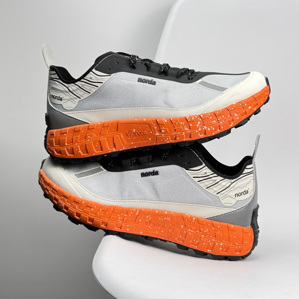 NORDA 001 Unisex Off-Road รองเท้าเดินป่ากันน้ําน้ําหนักเบาทนต่อการสึกหรอรองเท้าผ้าใบกันลื่นสีส้มสีขา