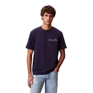 CALVIN KLEIN เสื้อยืดคอกลมแขนสั้นผู้ชาย Small Script Logo Graphic Classic รุ่น 4RF822G 9EI-สีน้ำเงิน