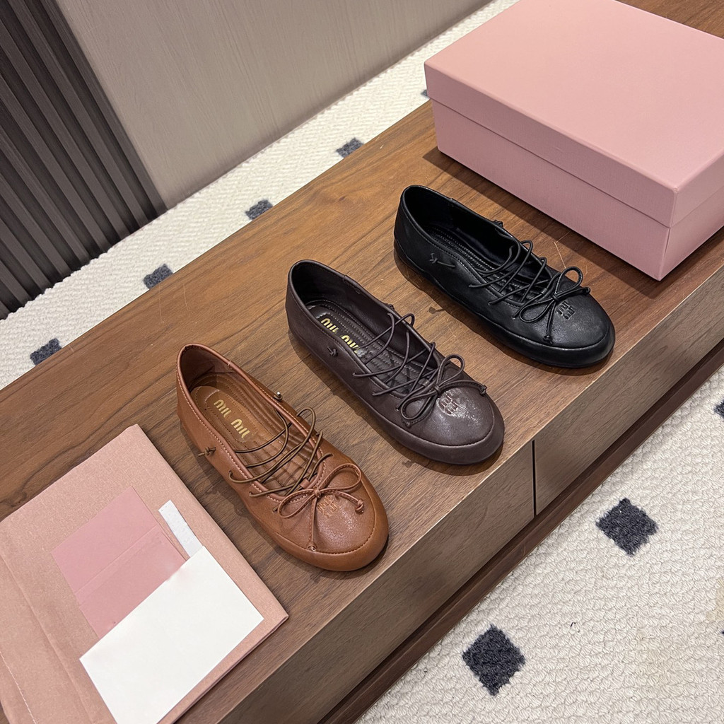 DL7T MIUMIU สไตล์ใหม่ของแท้หนังรอบ Toe ปากตื้น Laced-Up บัลเล่ต์แบน Mary Jane รองเท้า Bowknot รองเท้