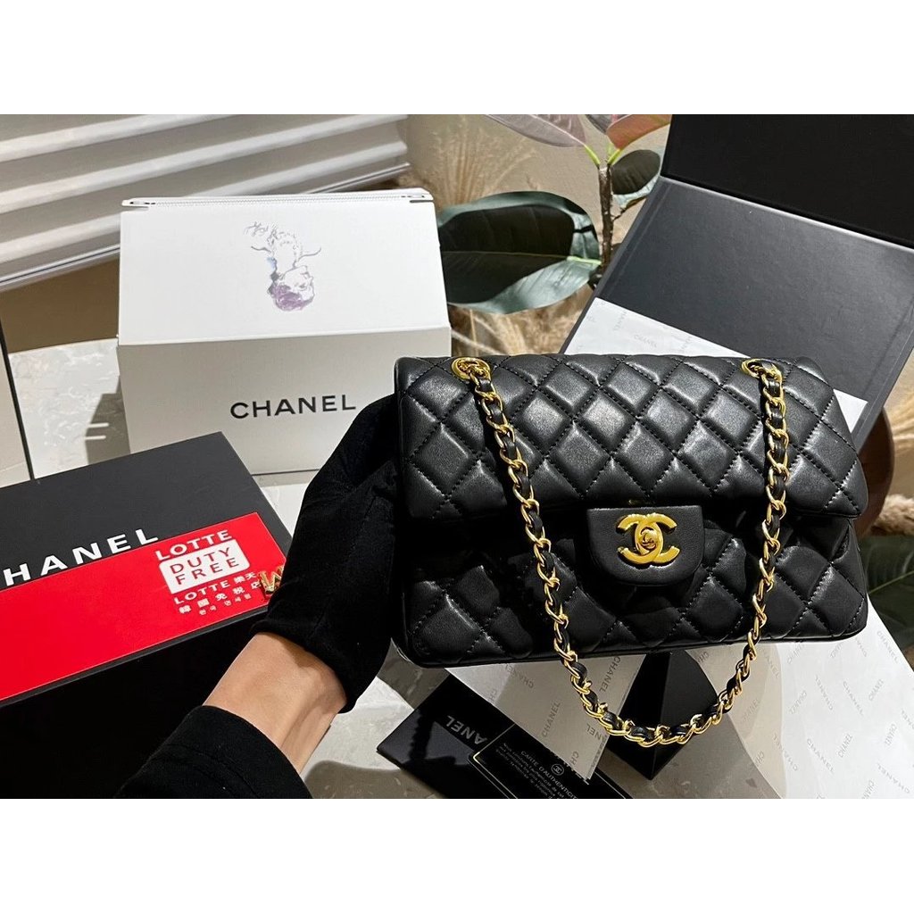 กระเป๋า CHANEL แบบสายโซ่ และสะพายไหล่
