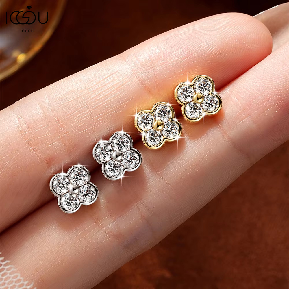 IOGOU ต่างหูโมissanite ทรงกลม 6.5mm D VVS1 เคลือบทอง 14K Unisex เปล่งประกาย สัญลักษณ์โคลเวอร์สี่ใบนำโชค ของขวัญหรูหราสำหรับเธอและเขา พร้อมกล่องสวยงาม