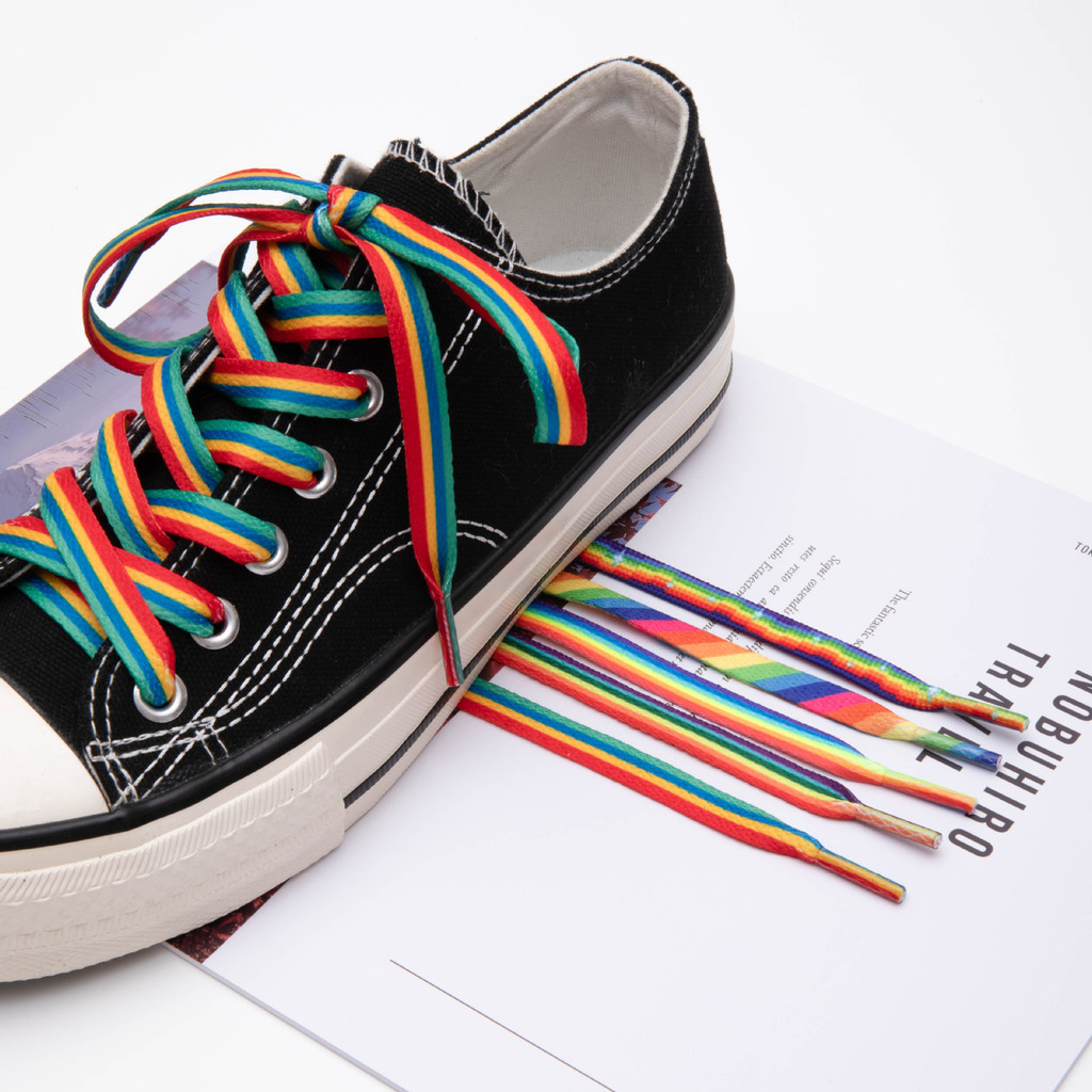 8 มม.สีสัน Line-Stripe เชือกผูกรองเท้าแบนการออกแบบไล่โทนสีสีรุ้ง 1 คู่สําหรับรองเท้าผ้าใบกีฬาลําลอง