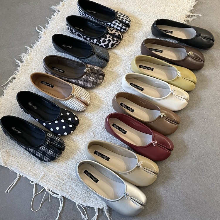 Flat Peas Pig Feet Shoes รองเท้าผู้หญิง 2026 Horseshoe Split Toe Thumb Pig Hoof Boat Shoes Red Scoop