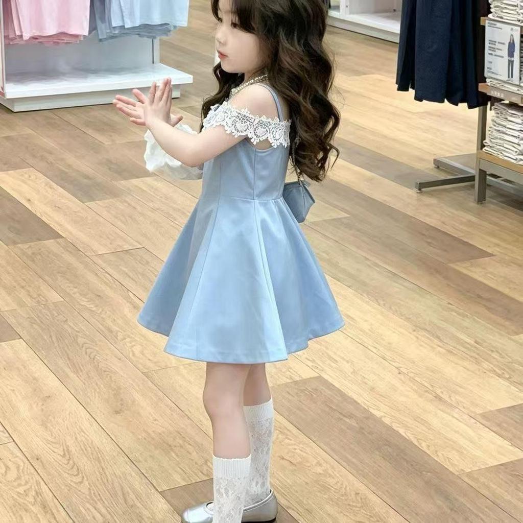 [ลด 50% ลดราคา] ชุดเดรสเด็กผู้หญิงฤดูร้อนสไตล์ใหม่เวอร์ชั่นเกาหลีลูกไม้สายเดี่ยวคอสลิงชุดสีฟ้าอ่อนเอวแคบกลางเด็กใหญ่
