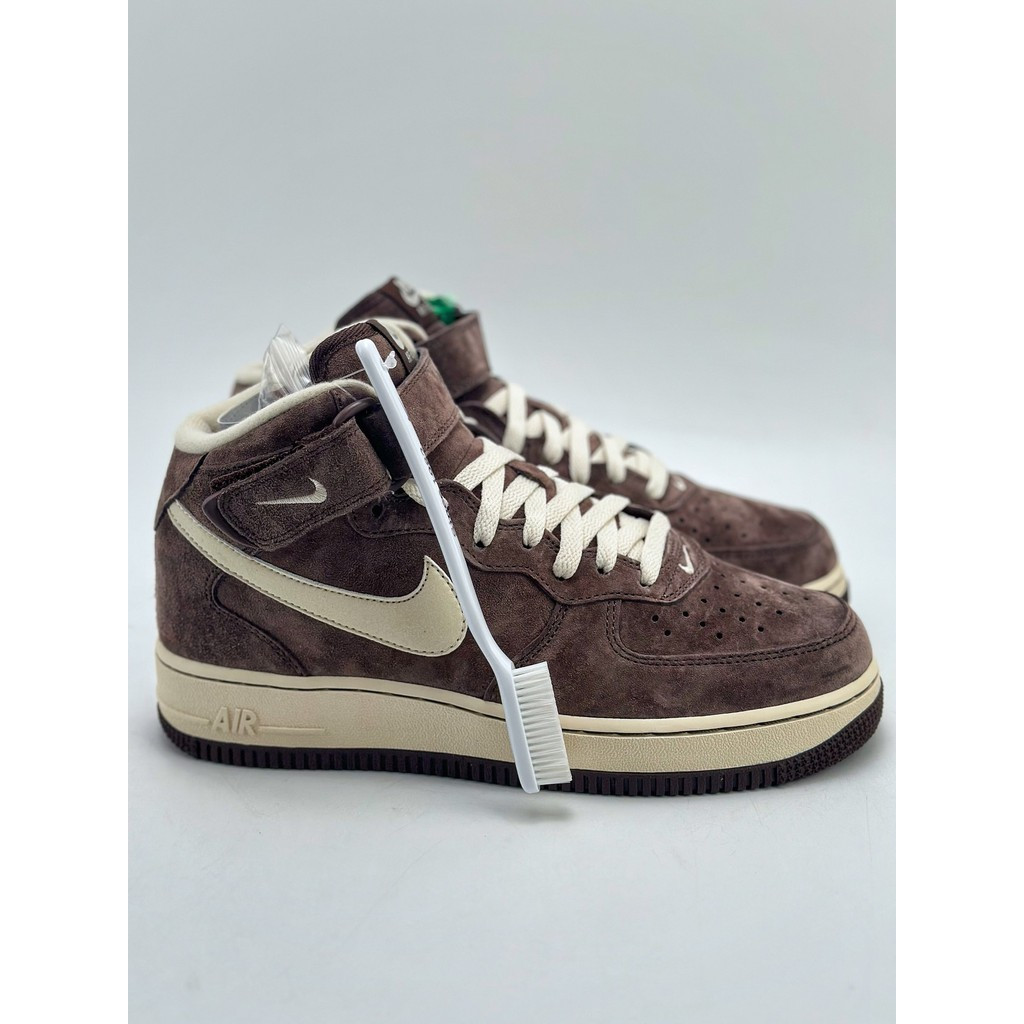 2025 N&K Air Force 1 Mid 07 หนังกลับสีน้ําตาล High top รองเท้าผ้าใบกีฬาลําลอง 8YMD