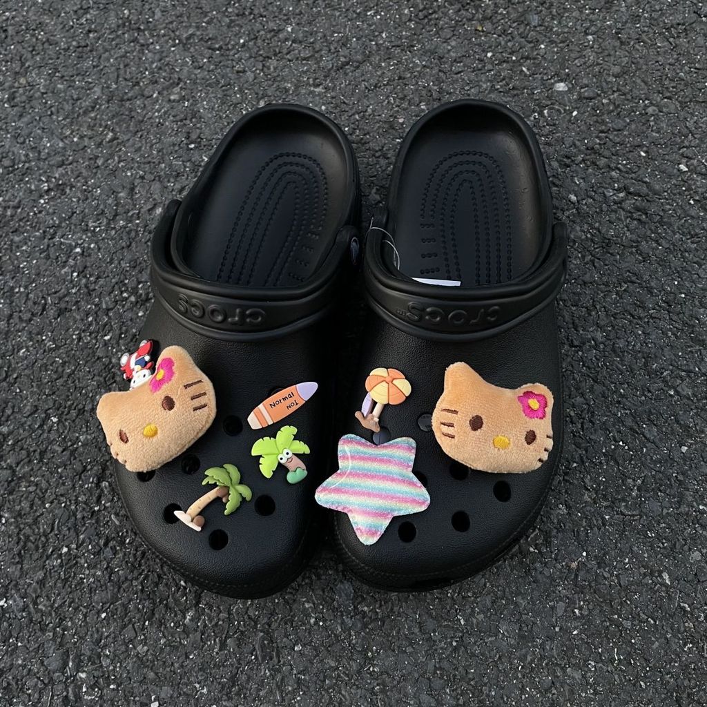 croc jibz jibbitz รองเท้าหัวเข็มขัดแพคเกจหนังสีดำ Kitty พลาสช์ พร้อมอุปกรณ์เสริม DIY