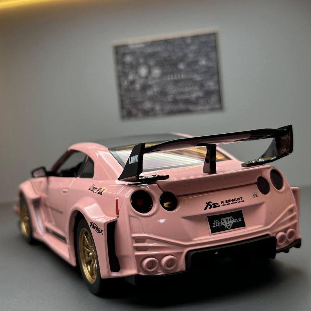 GTR R35 ของเล่นรถสะสม GTR R35 รุ่นเปิดประตูได้ 1:32 พ่นสีชมพู ยางสีดำ ของตกแต่งรถ GTR R35 รถโมเดล合金 