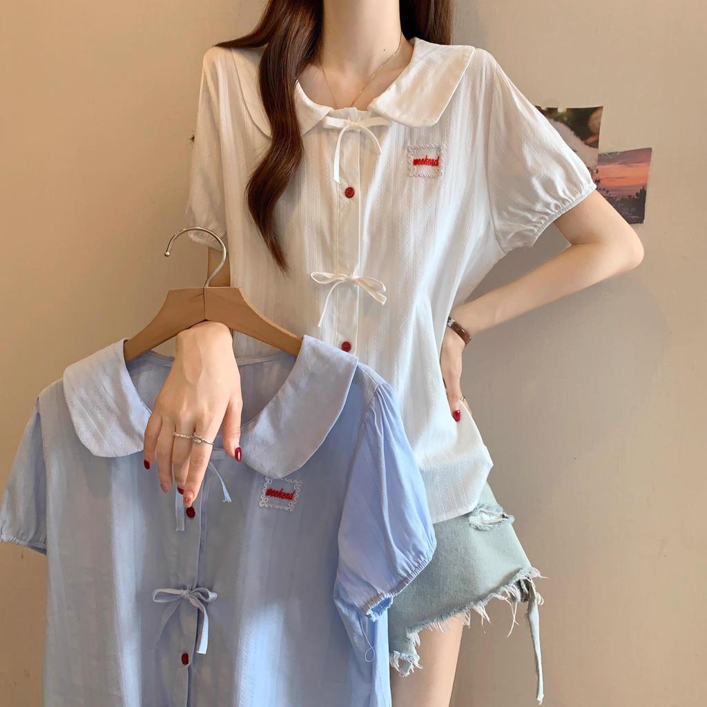 poppy#เสื้อเชิ้ตครอปแขนสั้นผูกโบว์ติดกระดุม แขนพอง ปักลายตัวอักษรลูกไม้ มี 2 สี#W674