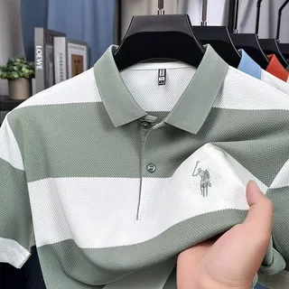 ฤดูร้อนสไตล์ใหม่เกาหลีรุ่นการ์ตูน ม้าน้อย เย็บปักถักร้อยลายสีจับคู่หล่อหลวมธุรกิจสบายๆขนาดบวกผู้ชายเสื้อโปโลแขนสั้นด้านบน