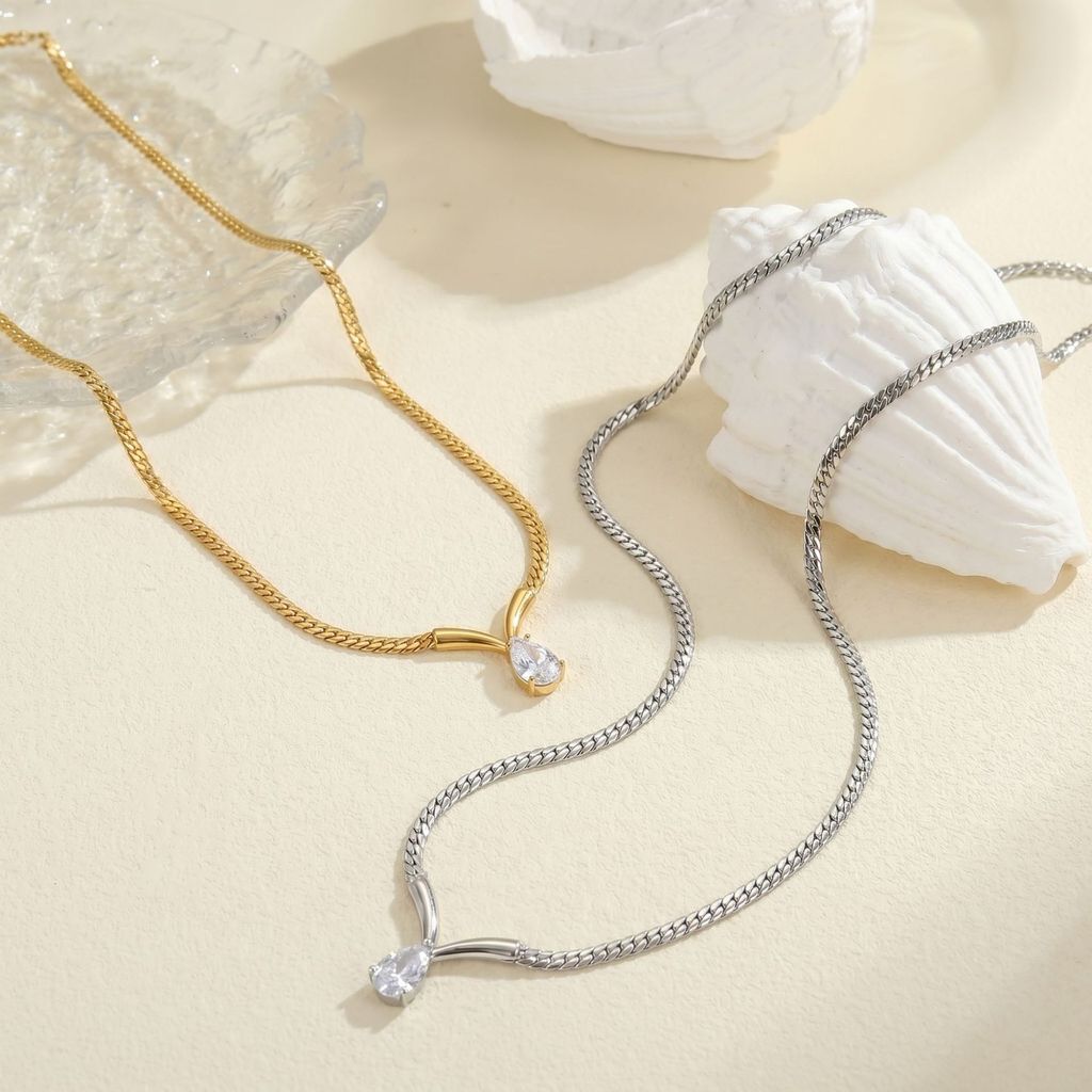 สแตนเลส V-Shaped Elbow Water Drop Zircon Cuban สร้อยคอ Minimalist Fine Chain Commuter All-Match Clav