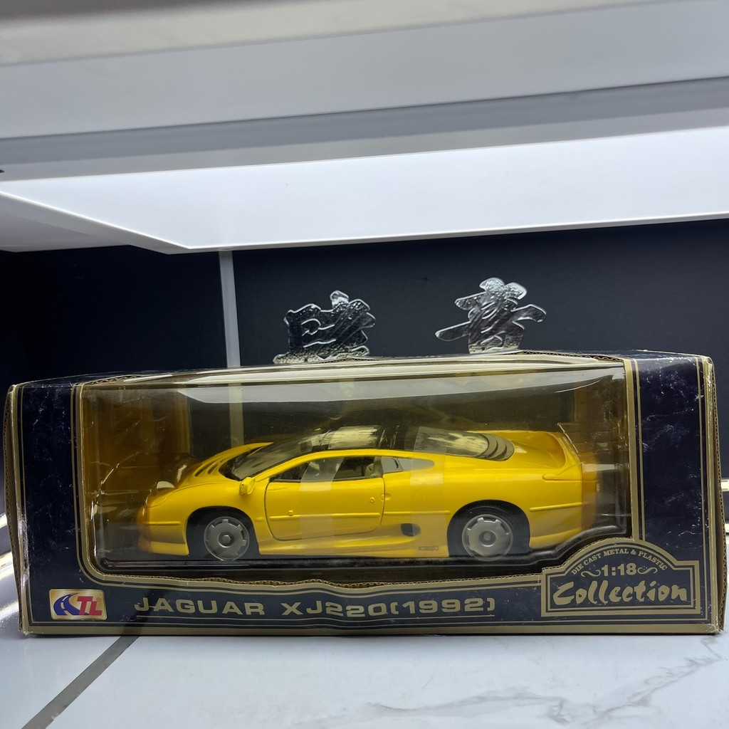 1: 18 JAGUAR XJ220 1992 โมเดลรถโลหะผสมสีเหลือง