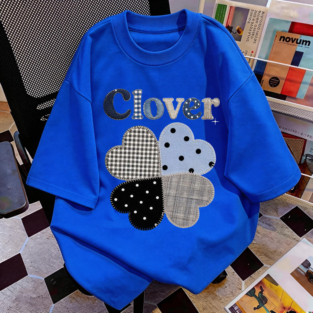 TEE·SHOP🍀เสื้อยืด oversize เสื้อเท่ๆ เกาหลี " Patchwork Clover " เสื้อแฟชั่นใ เกาหลีสไตล์ พิมพ์ลาย ผ้านิ่มใส่สบาย COD📦