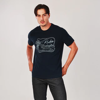 WRANGLER เสื้อยืดแขนสั้นผู้ชาย คอลเลคชั่น Wrangler Legends รุ่น WR S126MTSSN12 สีกรมท่า