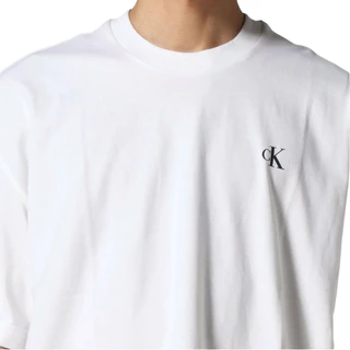 CALVIN KLEIN เสื้อยืดคอกลมแขนสั้นผู้ชาย CK Monogram Logo ทรง Oversized รุ่น 4RG005G YAF-สีขาว