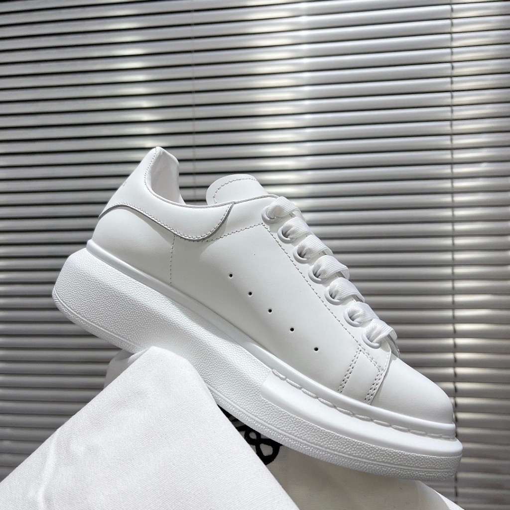 รองเท้าผ้าใบ Alexander McQueen Black พื้นรองเท้าสีขาว