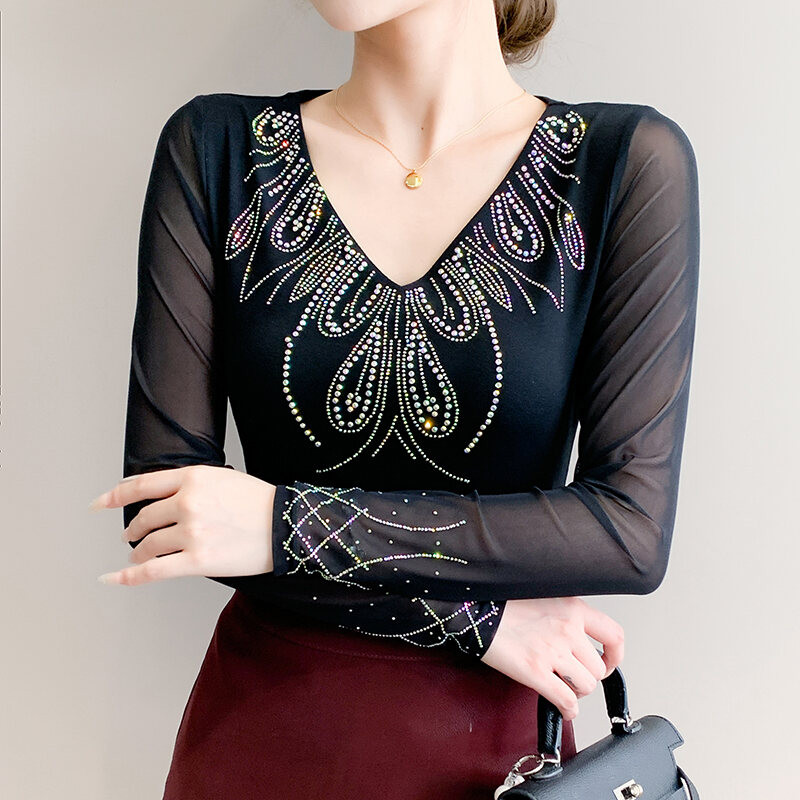 ยี่เหม่ย เสื้อยืดตาข่ายคอวีเซ็กซี่สําหรับผู้หญิงแขนยาวสินค้ายุโรปหนักร้อนปั๊มด้านบนเข้ารูปมีสไตล์และเสื้อฐานลดอายุสําหรับผู้หญิงฤดูใบไม้ร่วงและฤ
