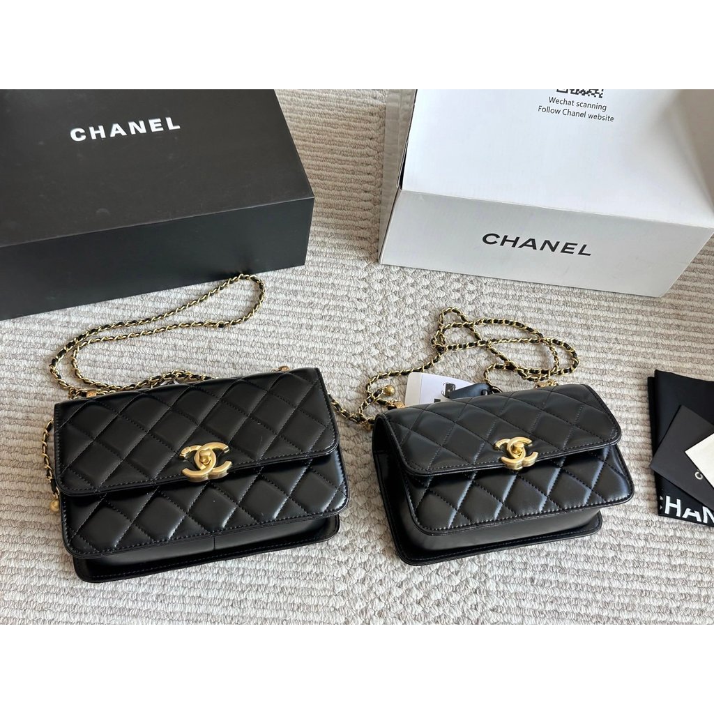 กระเป๋าสะพายสายโซ่ CHANEL
