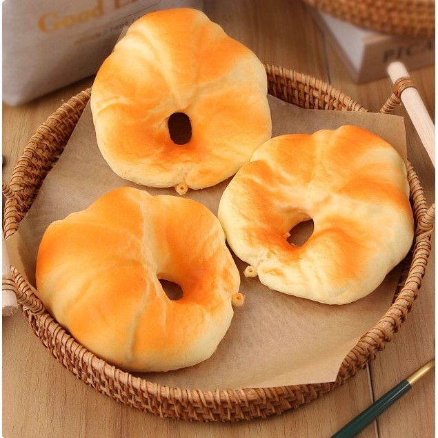 โมเดล ครัวซองค์ croissant งานสวย นิ่ม เป็นของเล่นหรือ ใช้ตกแต่งร้านค้า ร้านเบเกอร์รี่ ครัว บ้าน พร๊อพถ่ายรูป